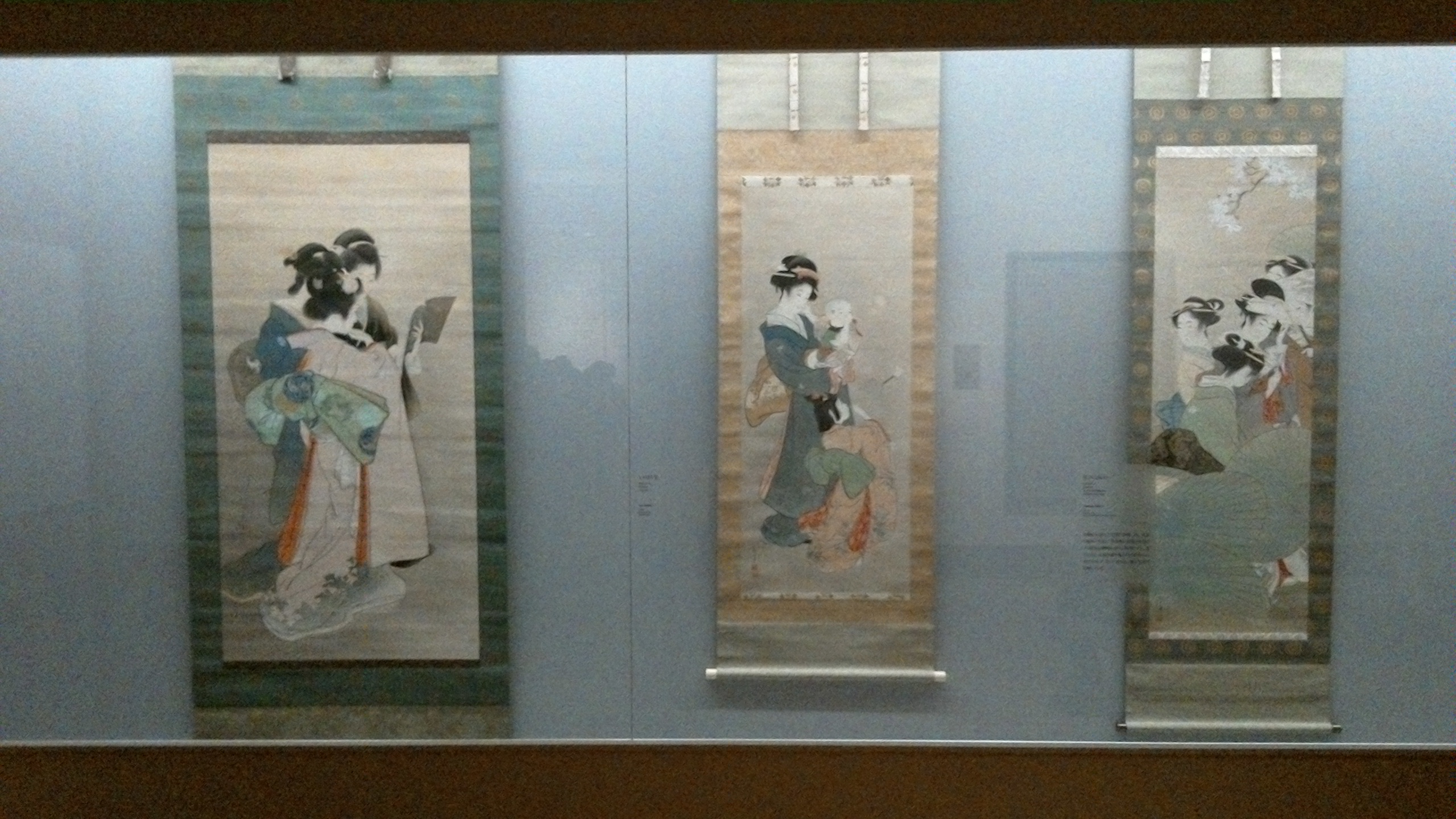 第２章の展示風景、左から《姉妹三人》(1903年､個人蔵､通期展示)､《しゃぼん玉》(1903年頃､木原文庫蔵､前期展示)､《花のにぎわい》(1907-12年､京都国立近代美術館蔵､前期展示）
