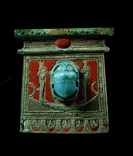 《太陽の船に乗るスカラベを描いたパネヘシのペクトラル（胸飾り）》（前1186～前1070年頃）　　(C) Staatliche Museen zu Berlin, Ägyptisches Museum und Papyrussammlung / S. Steisß
